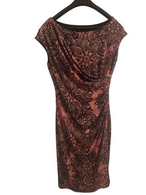 Laura Petites Midi Sheath Dress in Dusty Pink with Black Lace-Effect Print